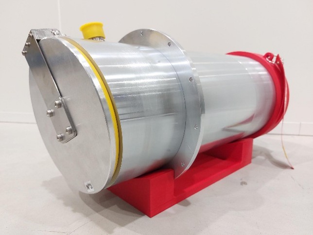 Valve en aluminium con&ccedil;ue par Comat pour le dirigeable stratosph&eacute;rique Stratobus de Thales Alenia Space, pos&eacute;e sur son support de manutention rouge